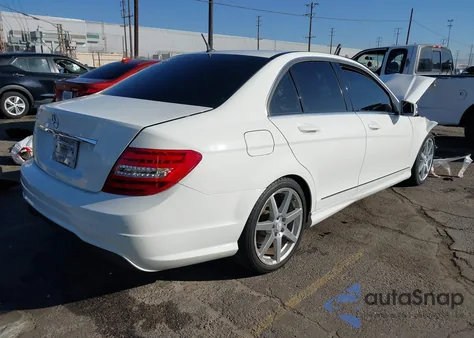 2014 Mercedes-Benz C 250 Sport z USA, uszkodzony, nr VIN WDDGF4HB5EG233743